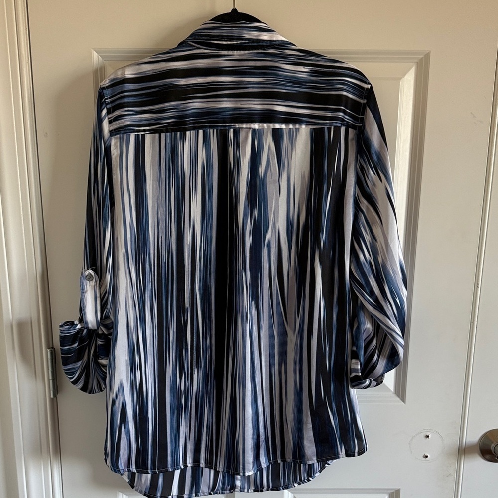 Jones New York Signature Size 1X Vertical Artsy Blue & White Striped Blouse - Picture 7 of 9